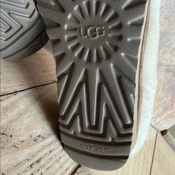 UGG CLASSIC COZY BOOTIE NATURAL SHEEPSKIN ANKLE SUGAR SOLE SLIPPER SIZE 7 WOMEN - Picture 9 of 13